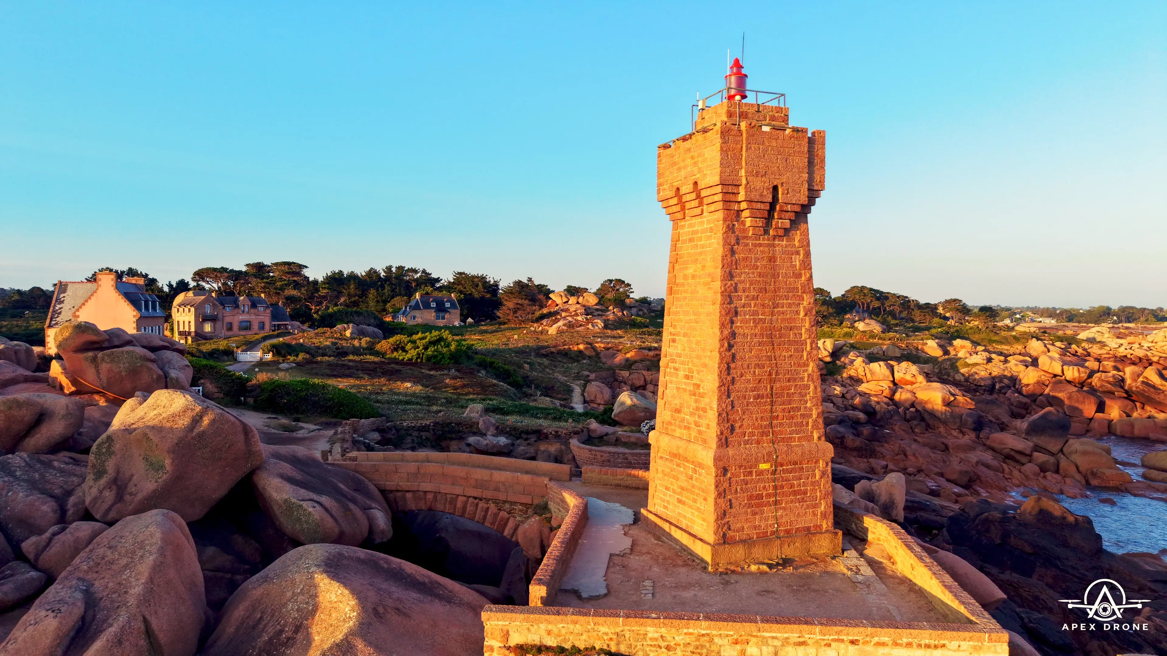 Photo aérienne du phare de Ploumanach par drone, Bretagne.